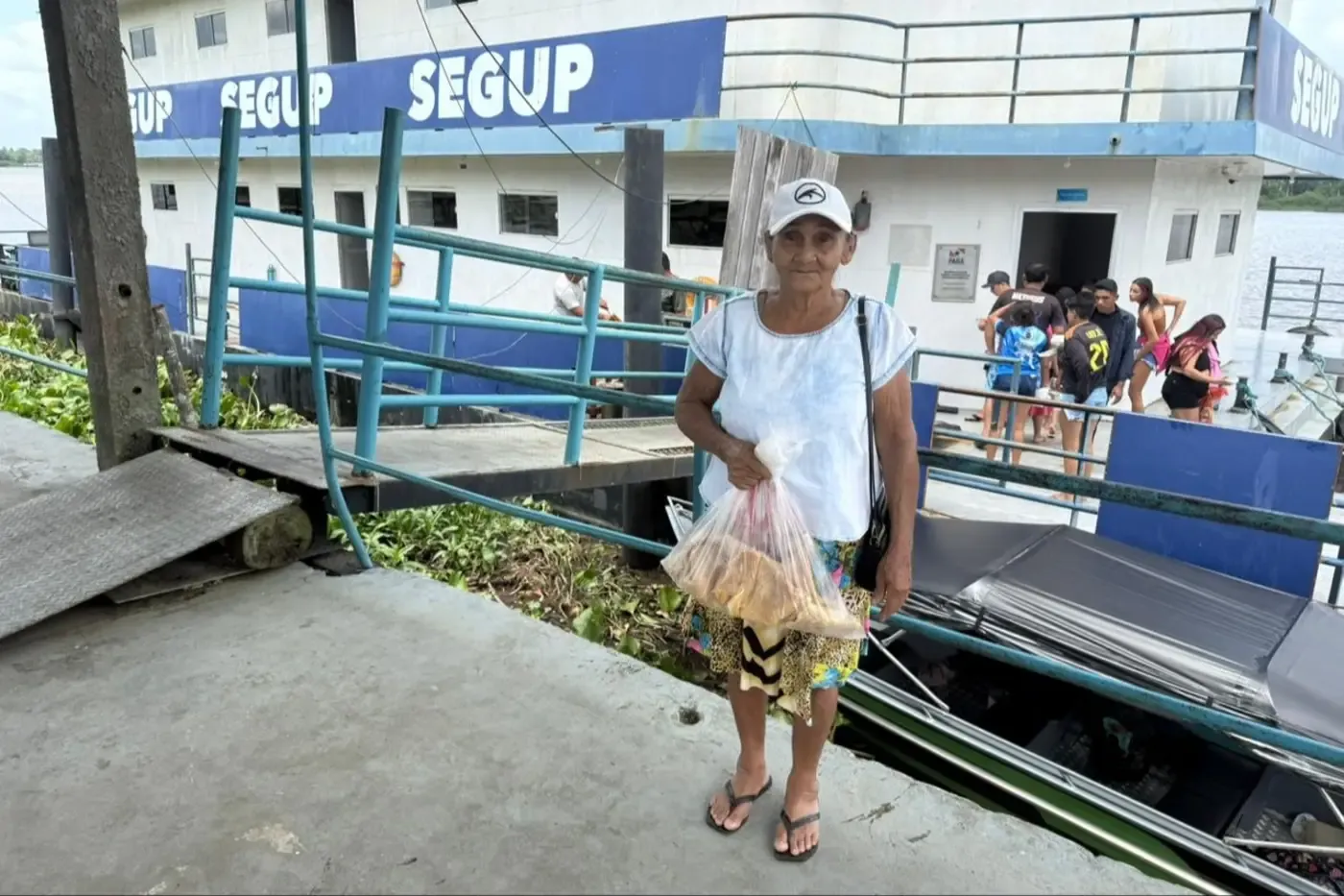 Base Antônio Lemos distribui quatro toneladas de pirarucu apreendido a comunidades ribeirinhas no Marajó